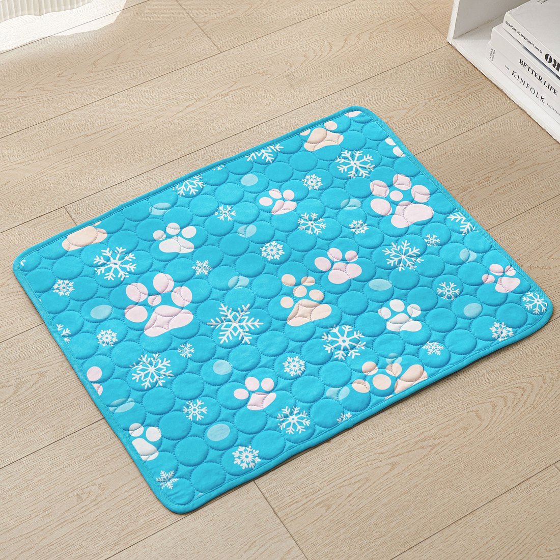 Printed snowflake paw cooling mat, blue